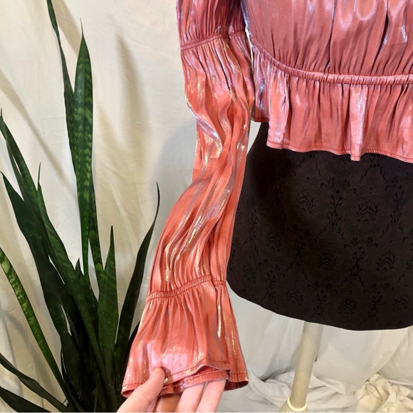 💸 5/20 PrettyLittleThing Gathered Puff Sleeve Iridescent High Shine Crop Top - Picture 4 of 9